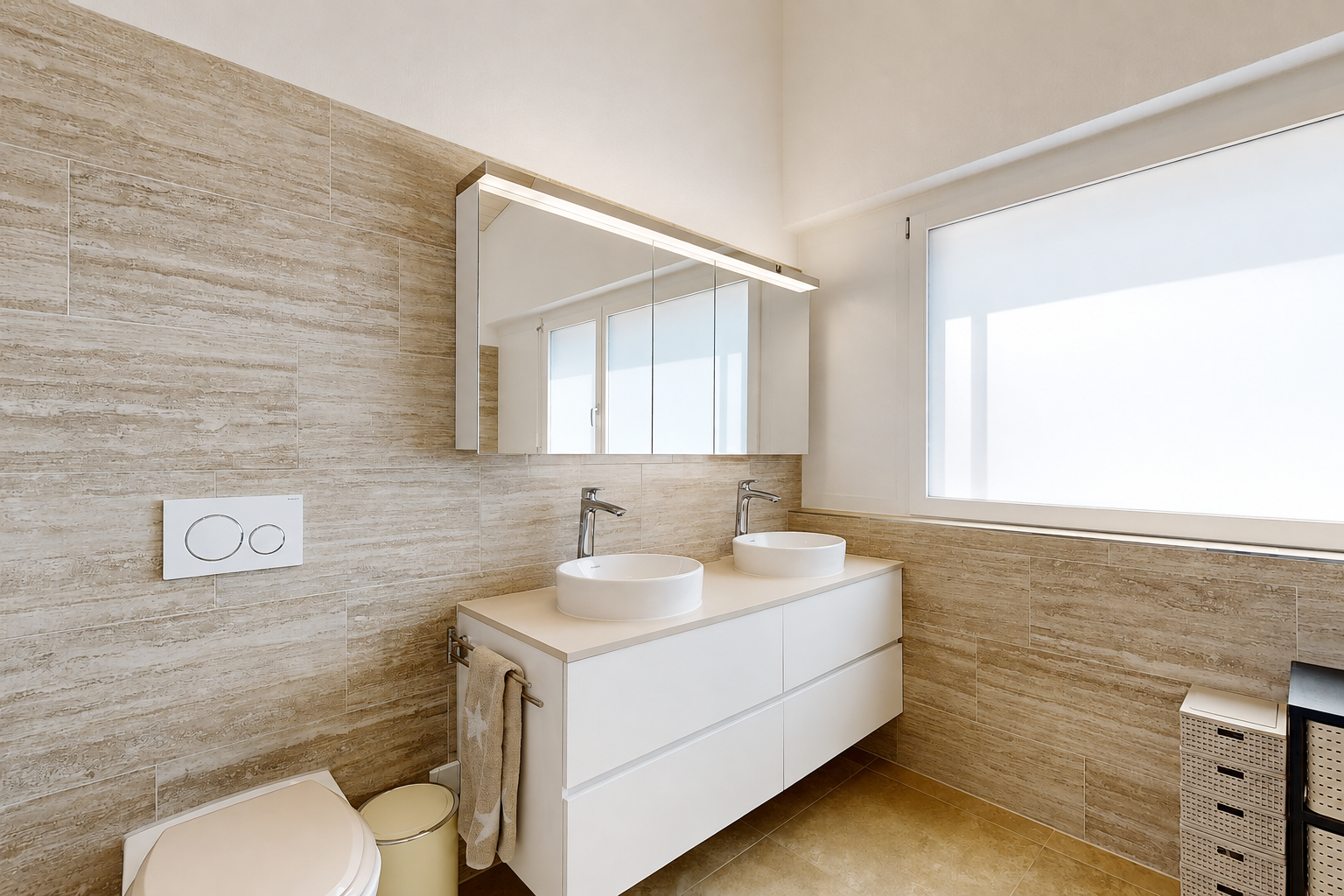 bad mit fliesenwand, tile wall, waschbecken, doppelwaschtisch, und light floor
