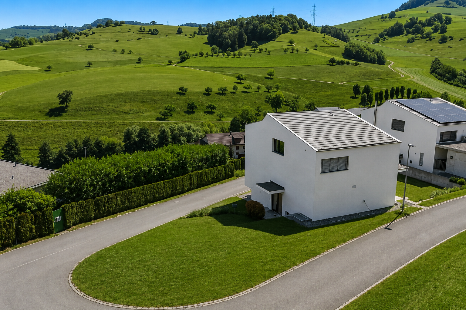 außenansicht mit ländliche aussicht, rural view, rasen, day time, und power lines view