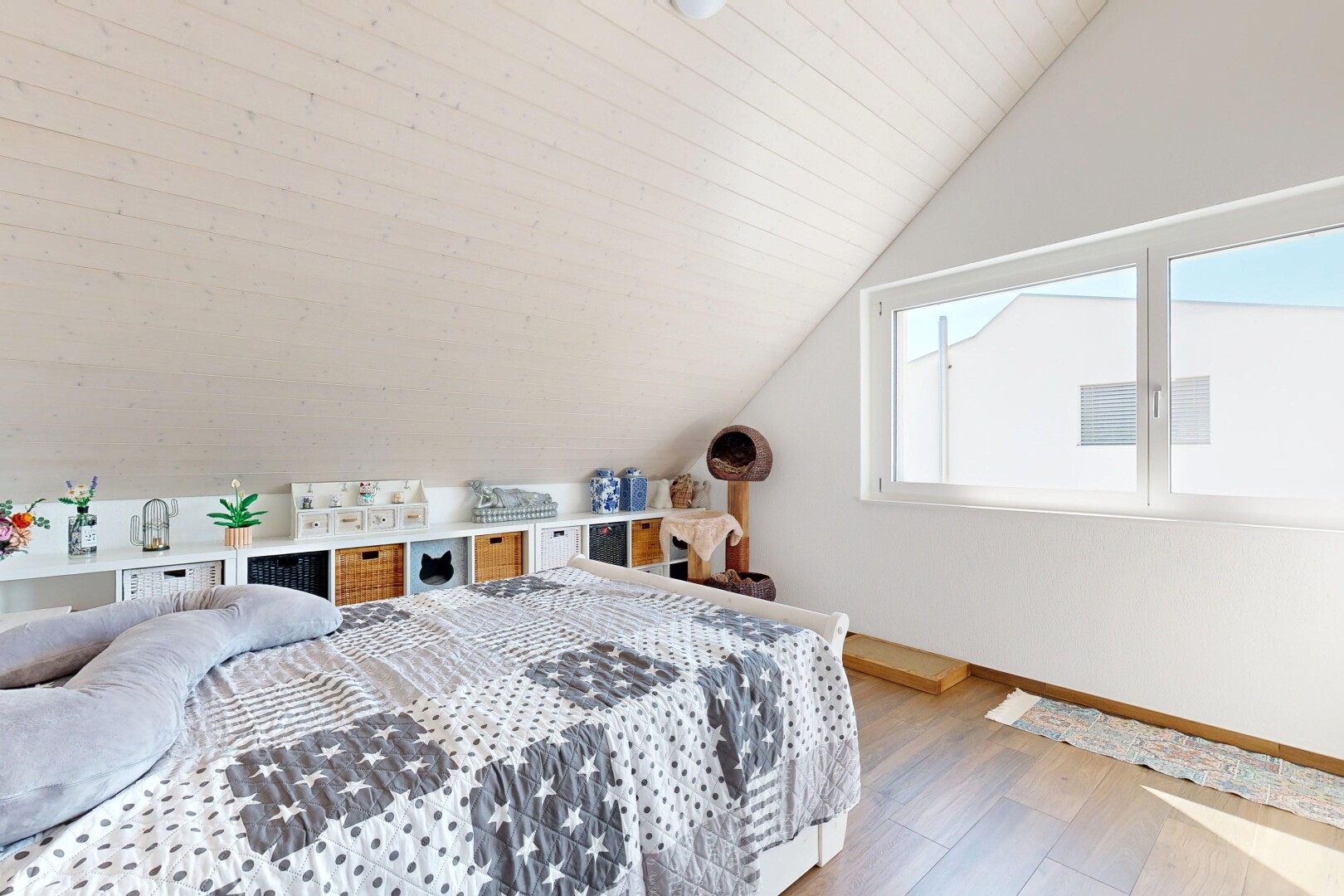 zimmer / schlafzimmer mit zusätzliches zimmer, vaulted ceiling, dachschräge, wood finish floor, und holzfußboden