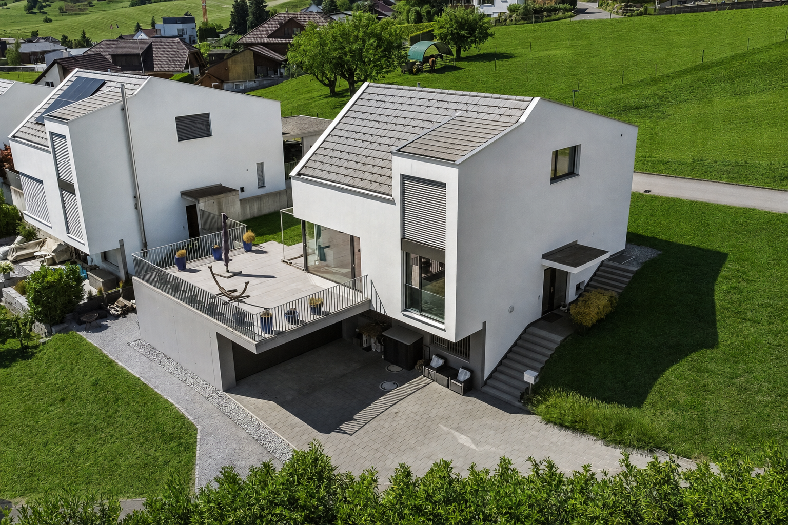 außenansicht mit rasen, property visible, drone view, stuckverkleidung, und eingebaute garage