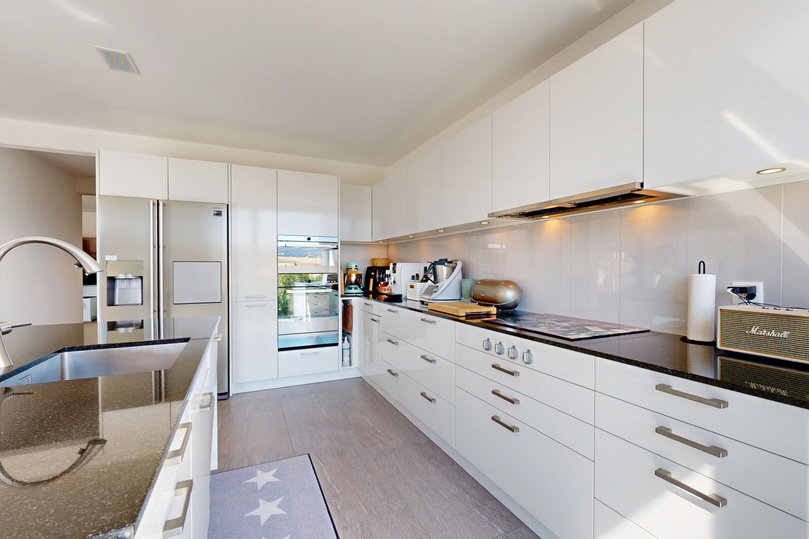 küche mit dark countertops, flat panel cabinets, schränke mit flachen paneelen, white cabinets, und weiße schränke