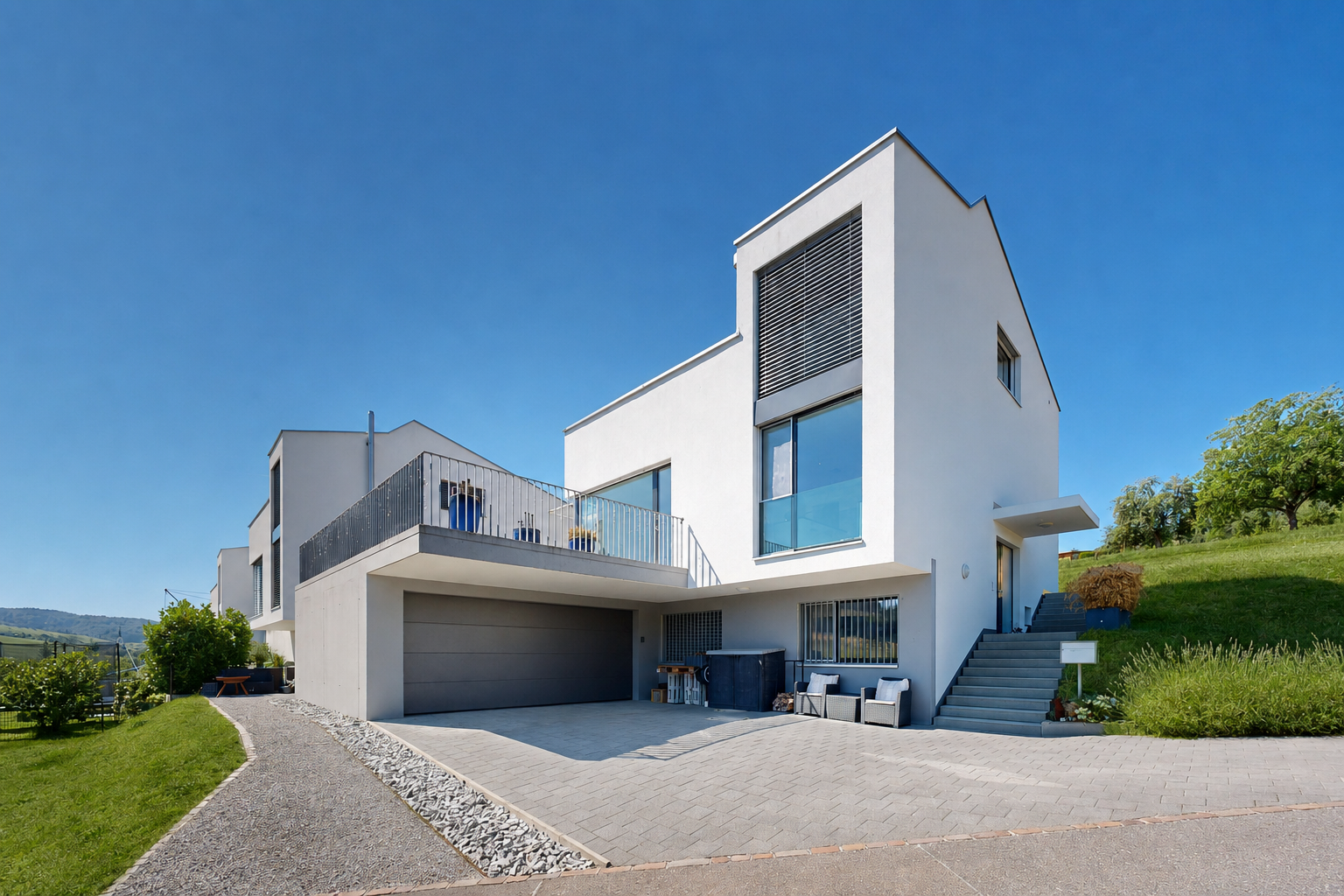 außenansicht mit stuckverkleidung, property visible, auffahrt, day time, und rasen