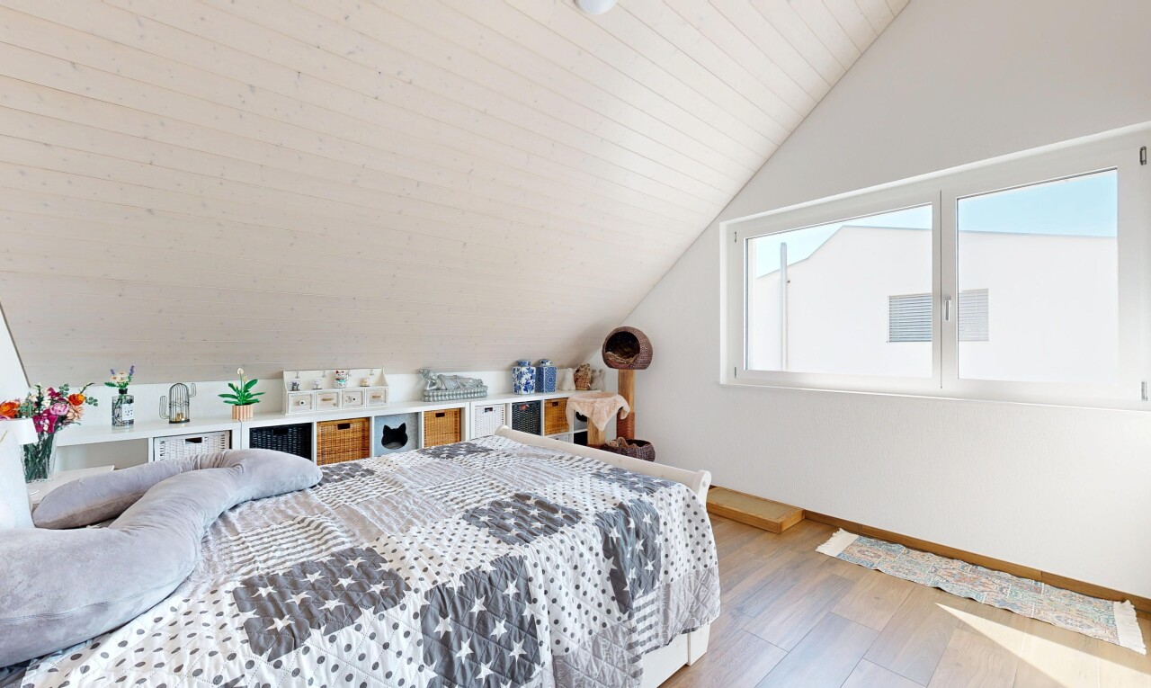 zimmer / schlafzimmer mit zusätzliches zimmer, vaulted ceiling, dachschräge, wood finish floor, und holzfußboden