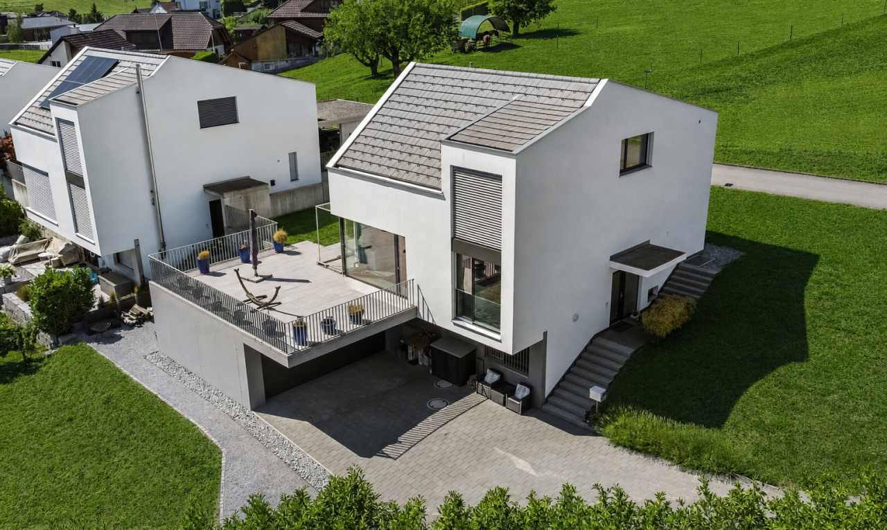 außenansicht mit rasen, property visible, drone view, stuckverkleidung, und eingebaute garage
