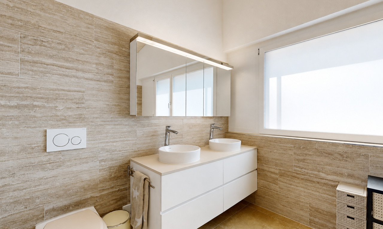 bad mit fliesenwand, tile wall, waschbecken, doppelwaschtisch, und light floor