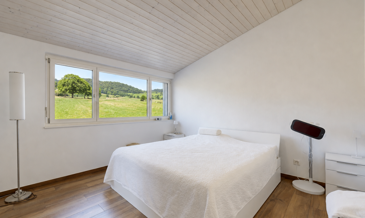 zimmer / schlafzimmer mit dachschräge, vaulted ceiling, holzfußboden, wood finish floor, und holzdecke