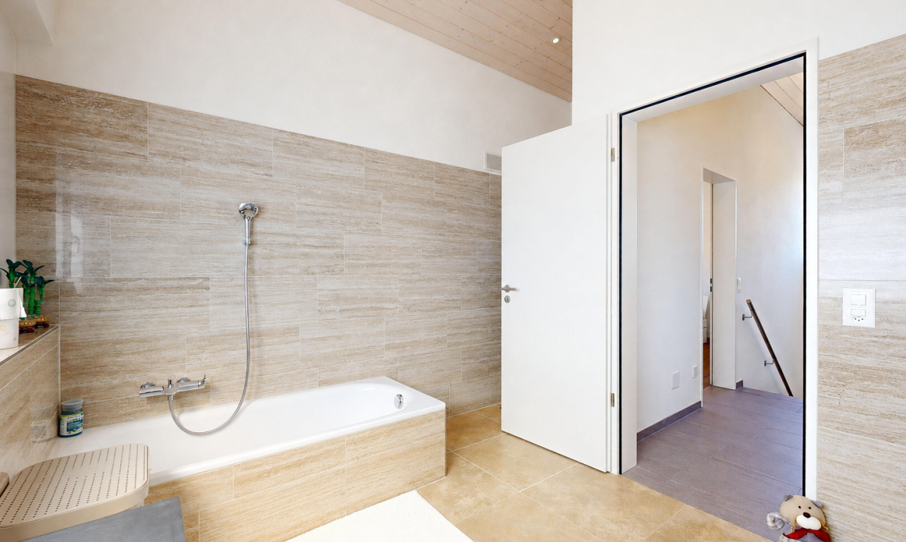 bad mit fliesenwand, tile wall, bad, komplettes badezimmer, und holzdecke
