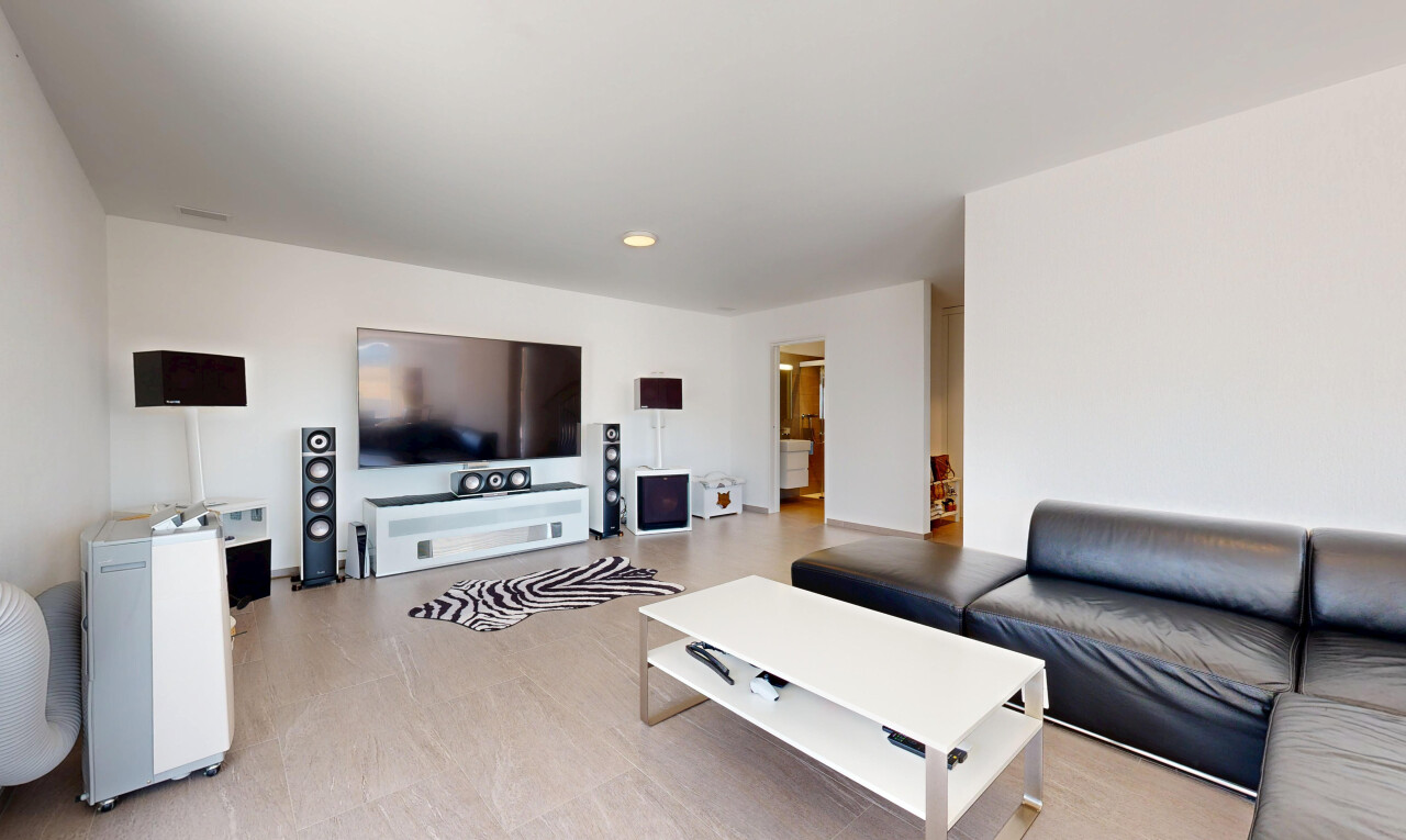 wohnzimmer mit fernseher, drywall, gipskartonwand, einbauleuchten, und wood finish floor