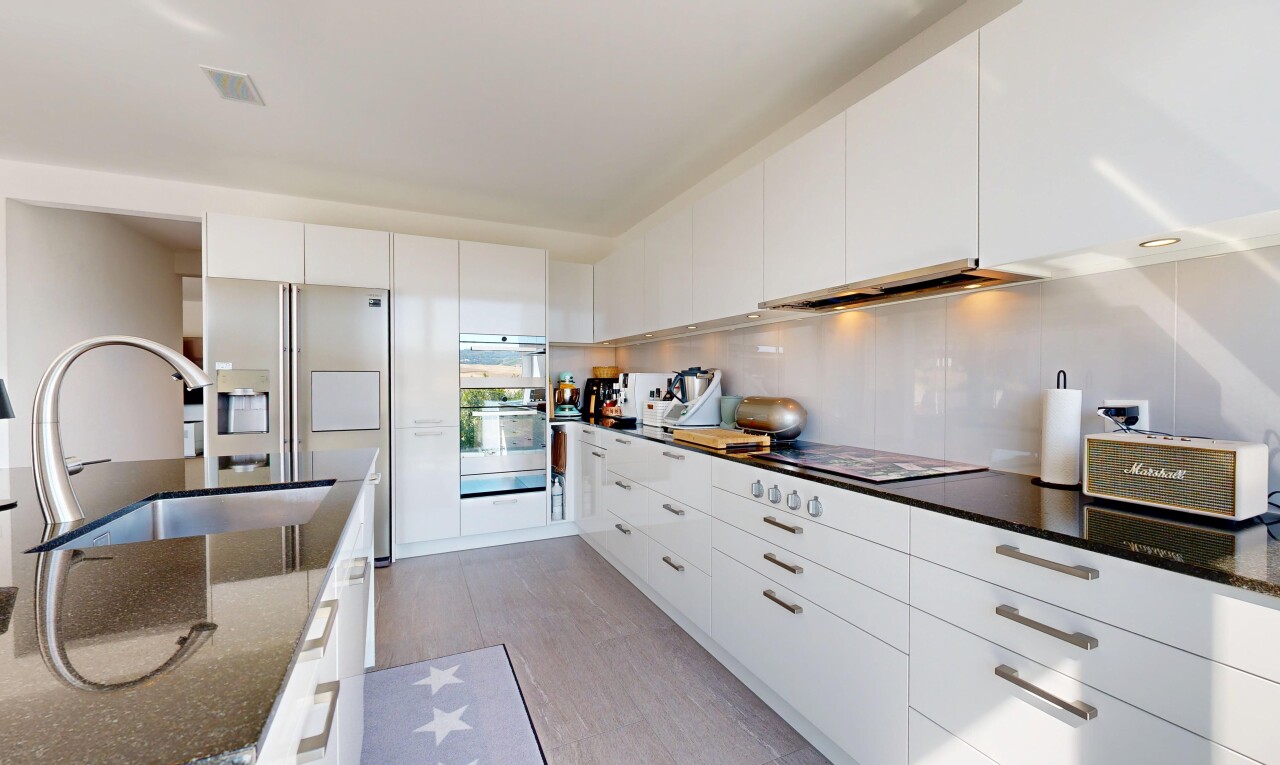küche mit dark countertops, flat panel cabinets, schränke mit flachen paneelen, white cabinets, und weiße schränke