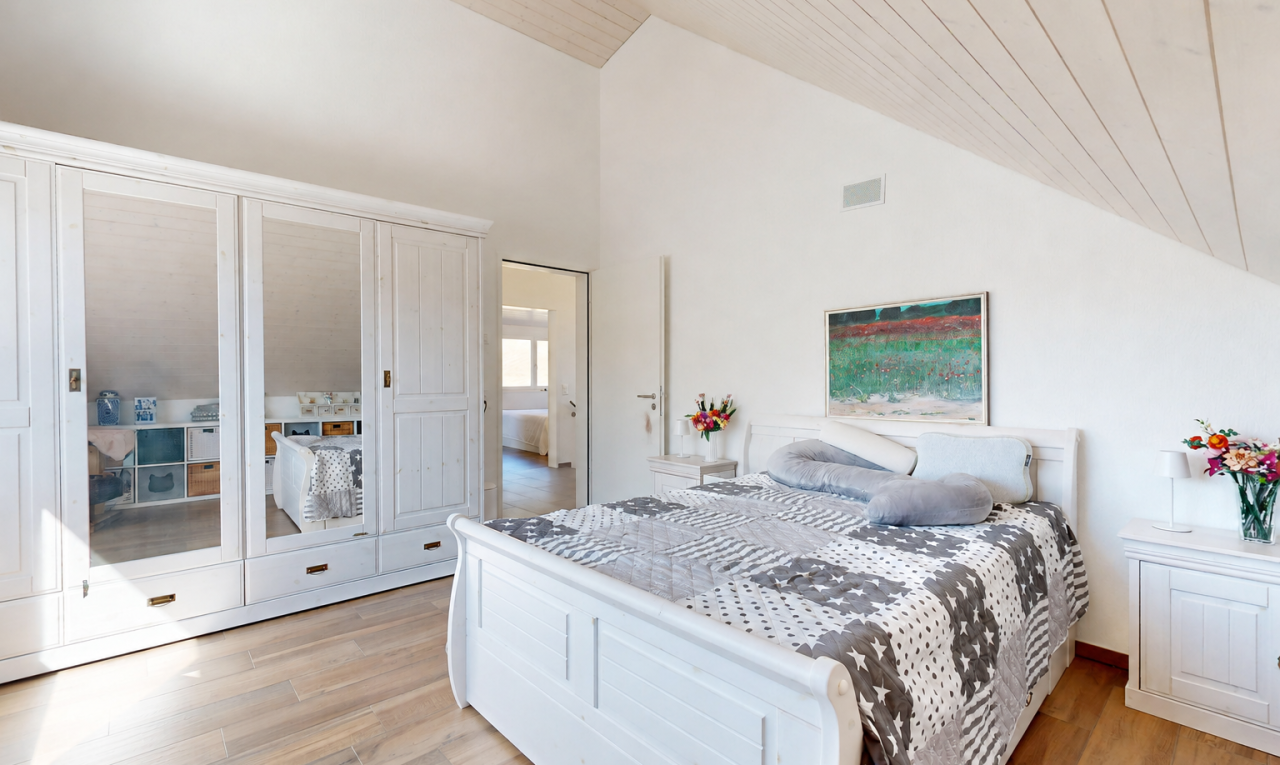 zimmer / schlafzimmer mit hohe decke, high ceiling, dachschräge, vaulted ceiling, und gipskartonwand