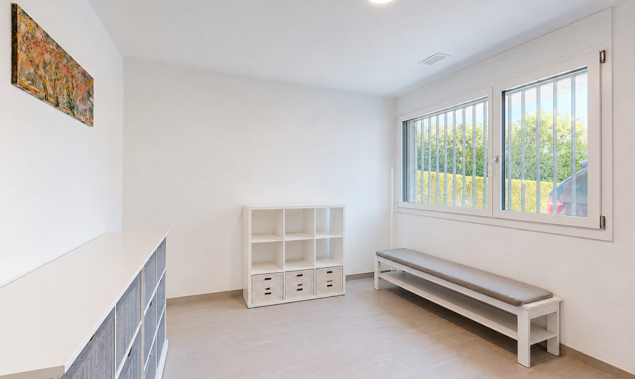 zimmer / schlafzimmer mit gipskartonwand, drywall, light floor, inside property, und sockelleisten