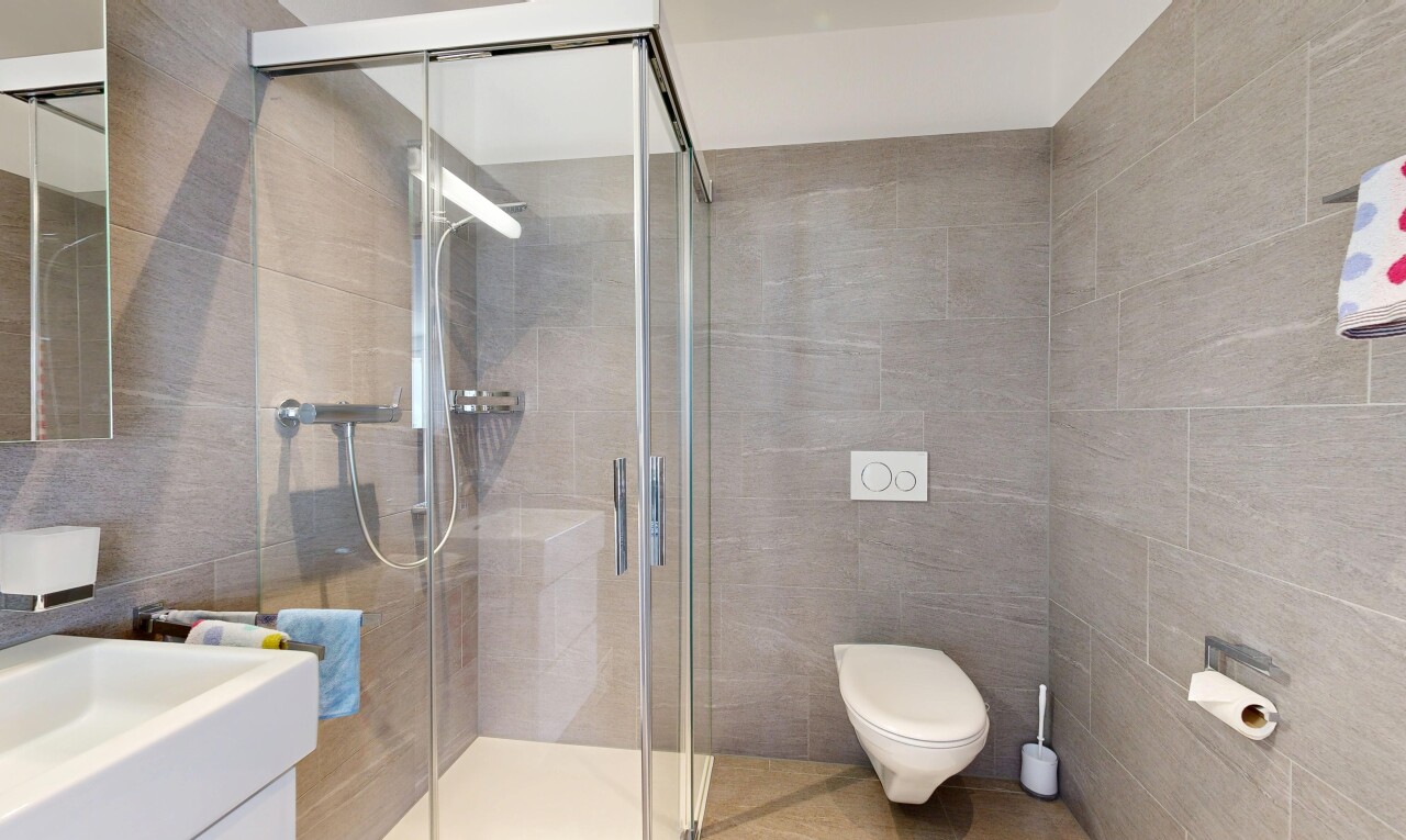 bad mit tile wall, fliesenwand, dusche, komplettes badezimmer, und schminktisch