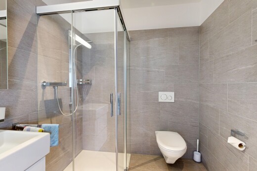 bad mit tile wall, fliesenwand, dusche, komplettes badezimmer, und schminktisch
