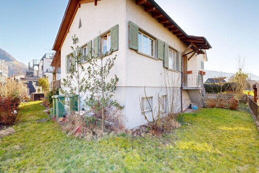 außenansicht mit day time, balkon, rasen, stuckverkleidung, und zaun