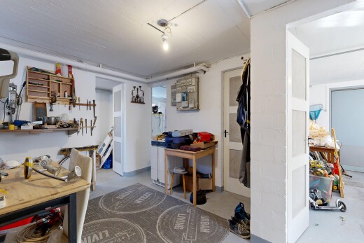 wohnzimmer mit betonboden, concrete floor, inside property, light floor, und finished concrete floor