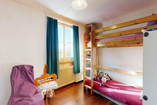 zimmer / schlafzimmer mit holzfußboden, wood finish floor, kühler, inside property, und natürliches licht