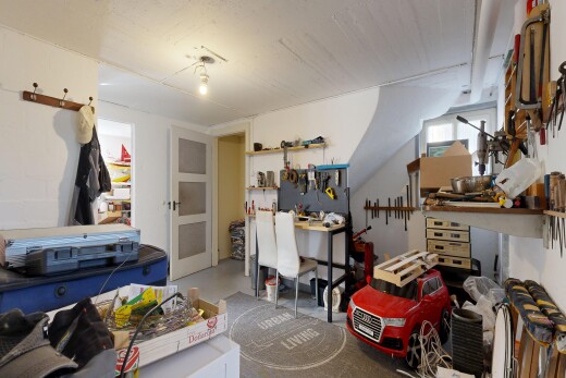 wohn- / esszimmer mit betonboden, concrete floor, inside property, natürliches licht, und natural light