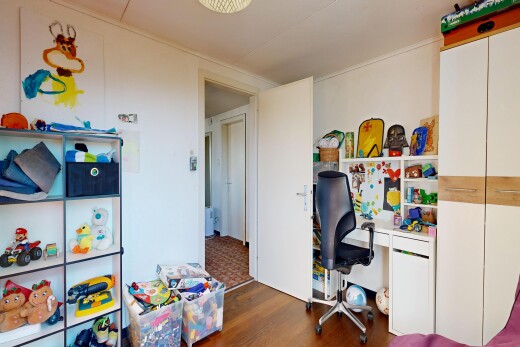 zimmer / schlafzimmer mit bürobereich, inside property, wood finish floor, holzfußboden, und drywall