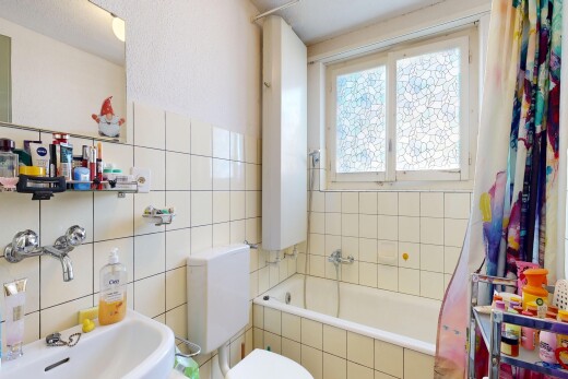 bad mit spiegel, komplettes badezimmer, toilette, tile wall, und fliesenwand