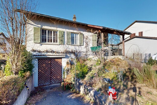 außenansicht mit eingebaute garage, property visible, day time, auffahrt, und schornstein