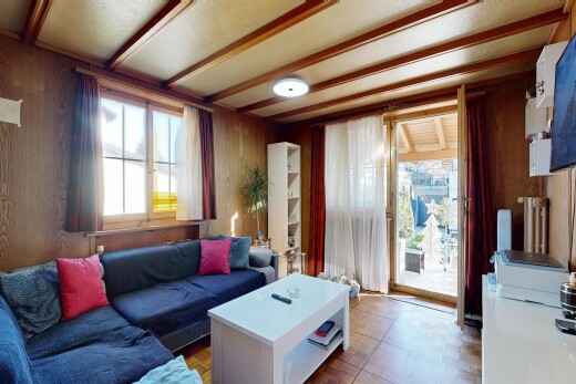 wohnzimmer mit inside property, natural light, natürliches licht, beamed ceiling, und balkendecke