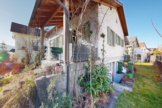 außenansicht mit day time, stuckverkleidung, property visible, rasen, und zaun