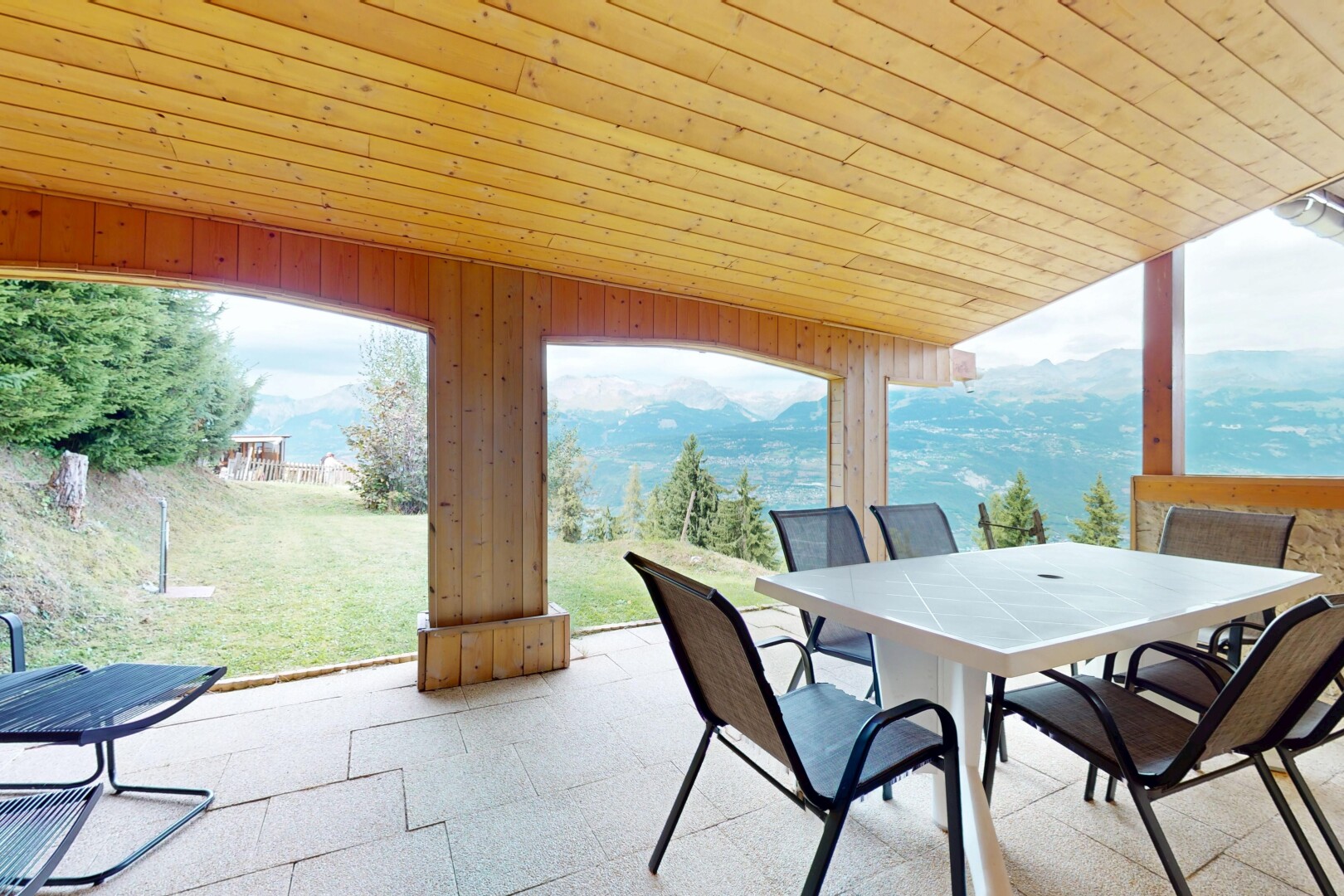 terrasse avec coin repas extérieur, vue sur la montagne, mountain view, terrasse, et pelouse