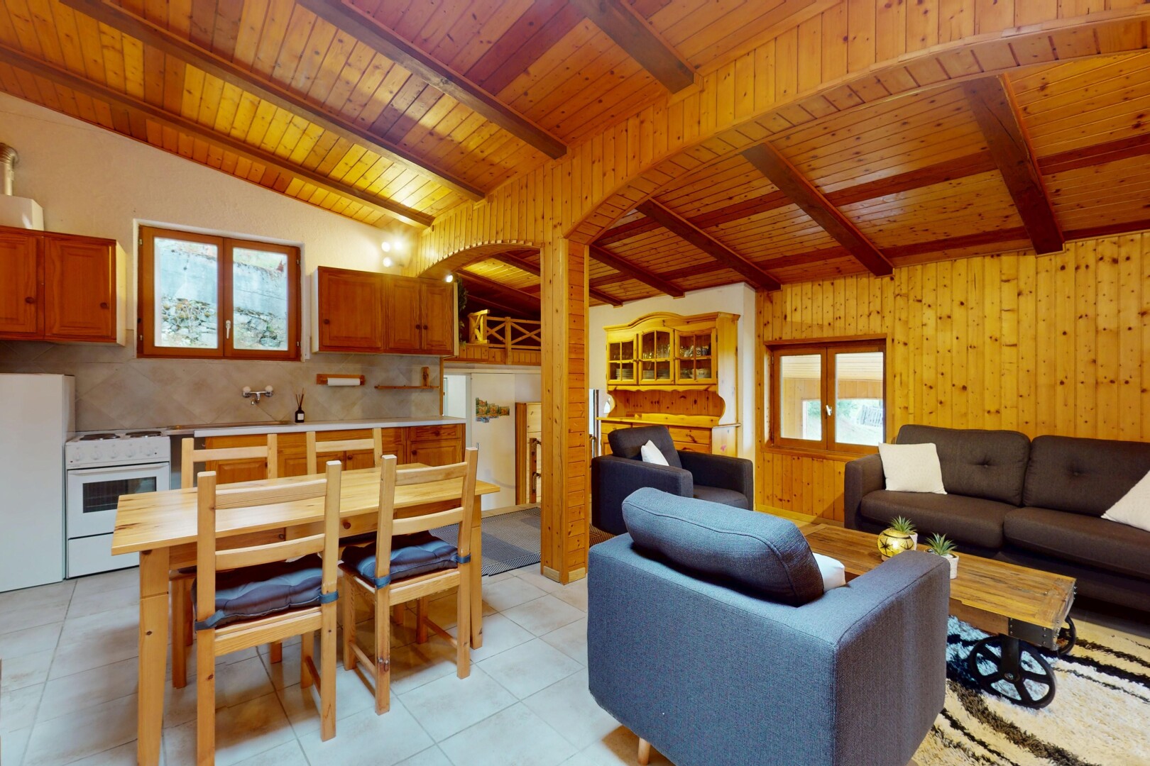 salon / salle à manger avec plafond voûté, vaulted ceiling, inside property, plafond à poutres, et beamed ceiling