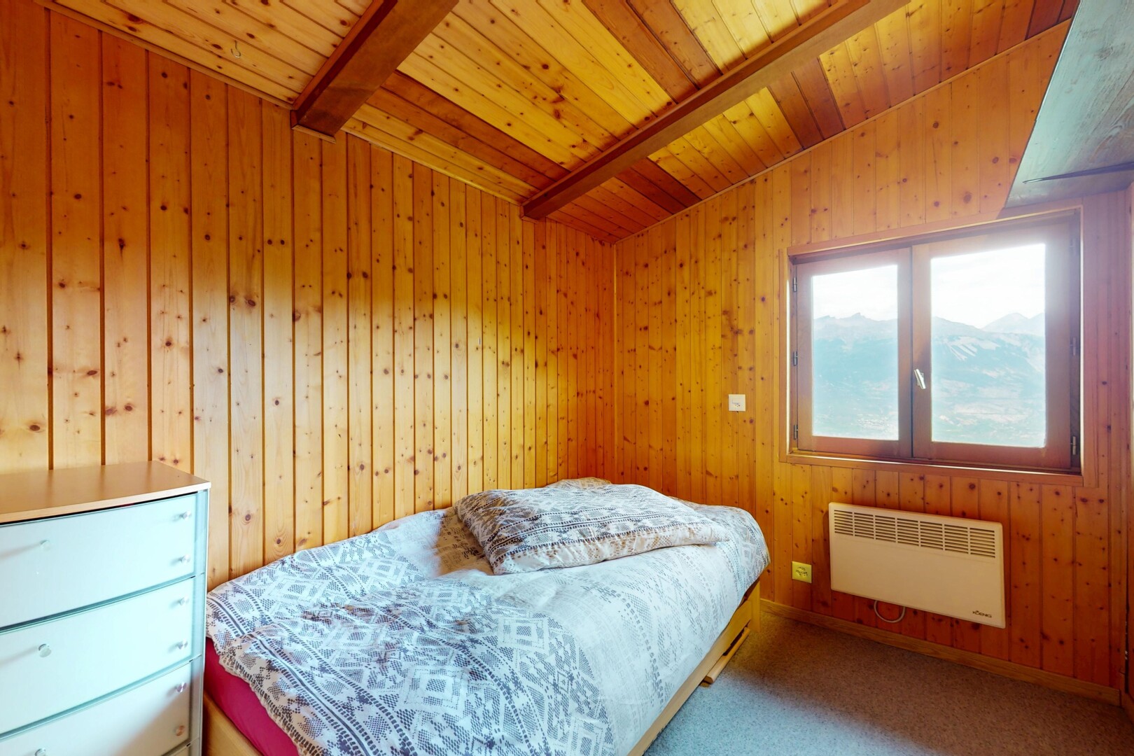 chambre avec lumière naturelle, natural light, radiateur, inside property, et moquette