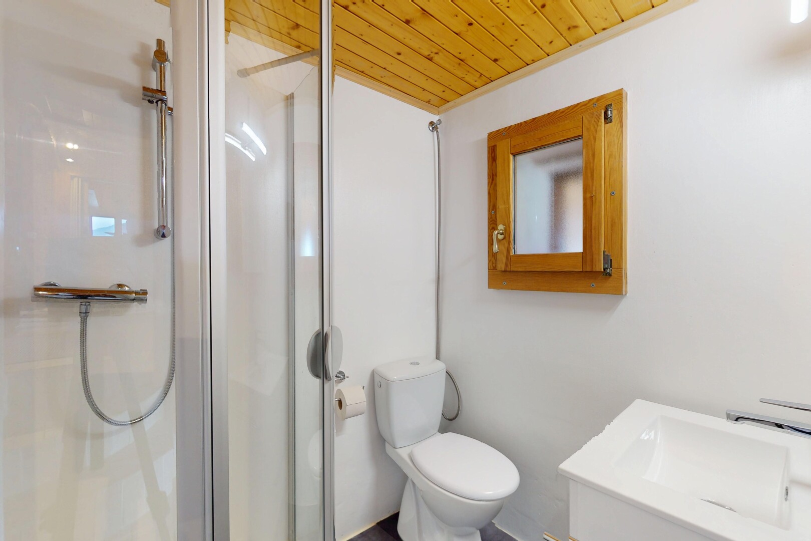 salle de bains avec inside property, salle de bain complète, douche, cloison sèche, et drywall