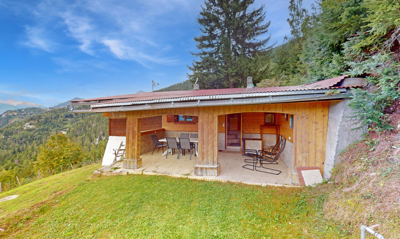 façade avec bardage en bois, bardage vertical, day time, pelouse, et property visible