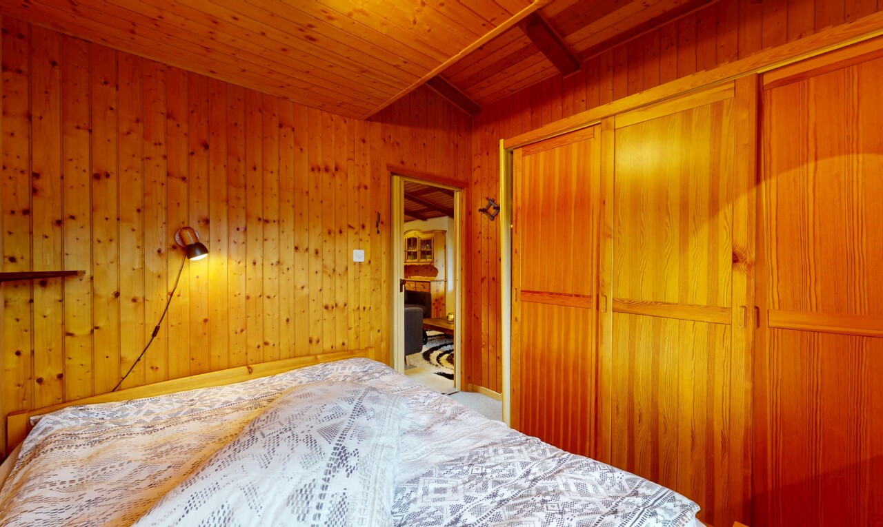 chambre avec mur en bois, wood wall, placard, inside property, et plafond en bois