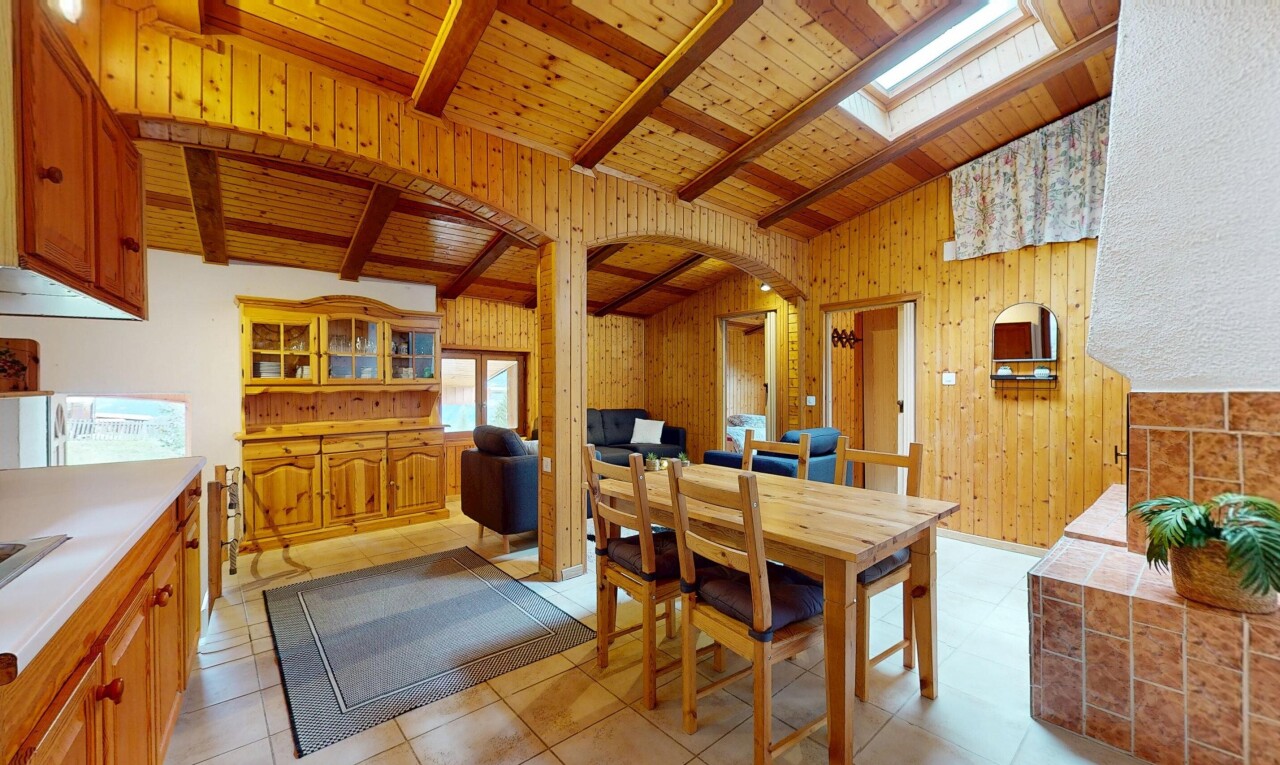 salle à manger avec plafond voûté, vaulted ceiling, inside property, puits de lumière, et plafond à poutres