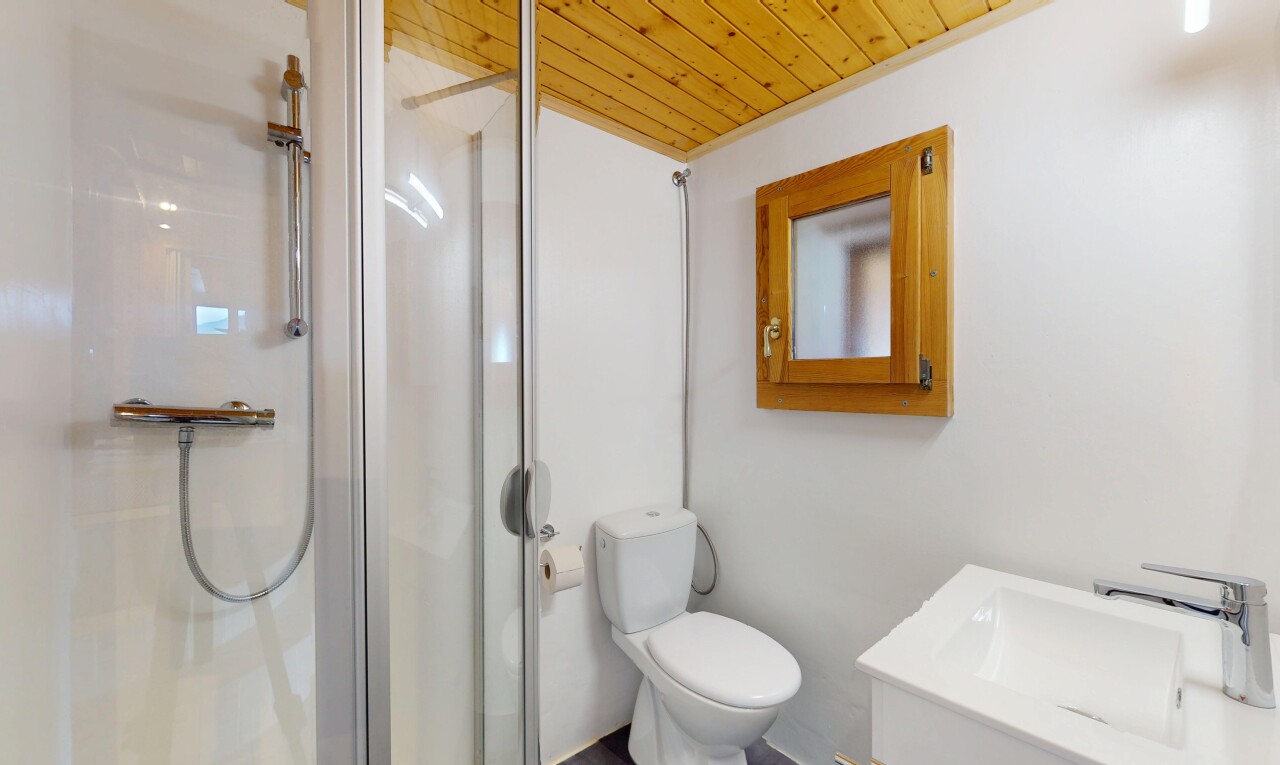 salle de bains avec inside property, salle de bain complète, douche, cloison sèche, et drywall