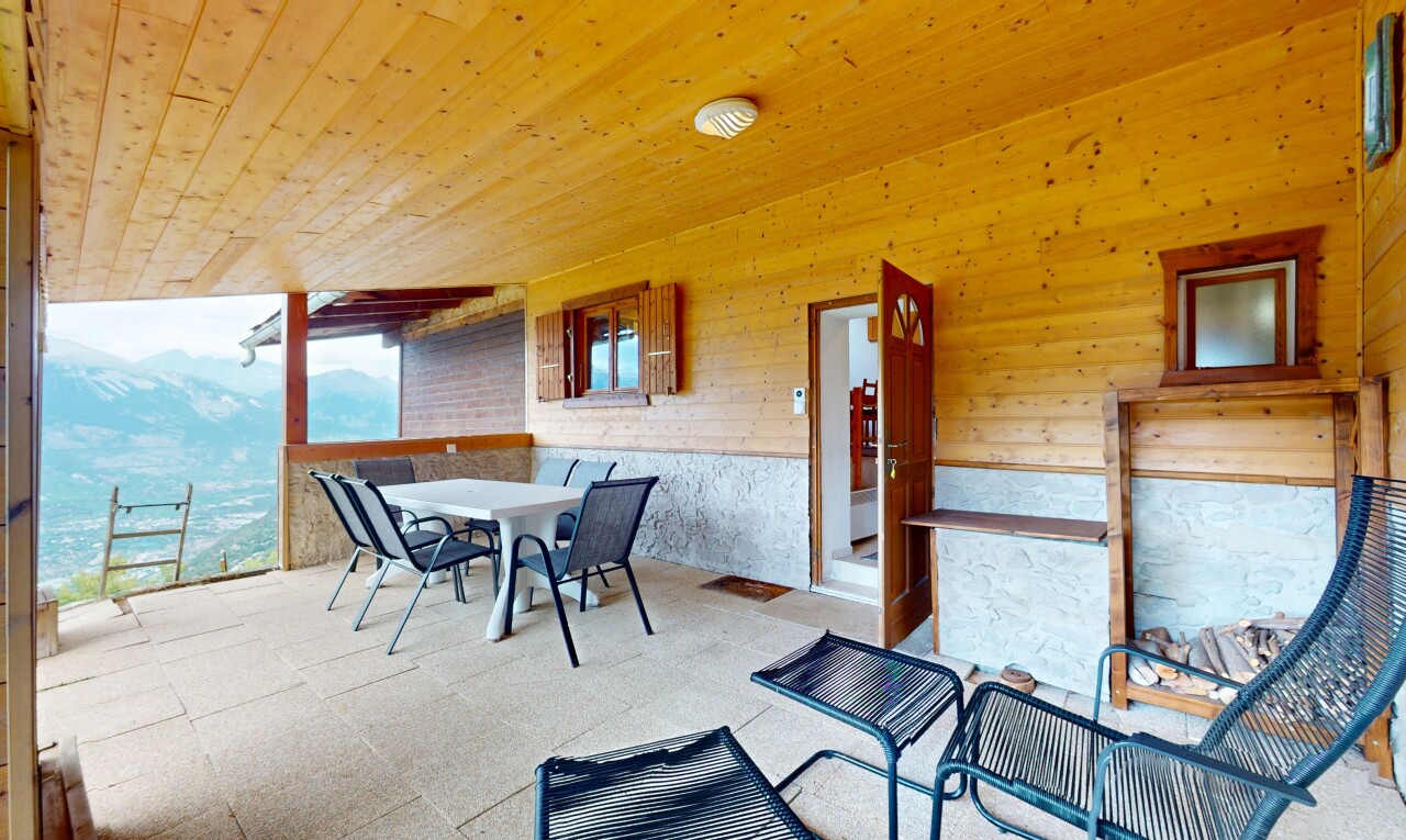 terrasse avec coin repas extérieur