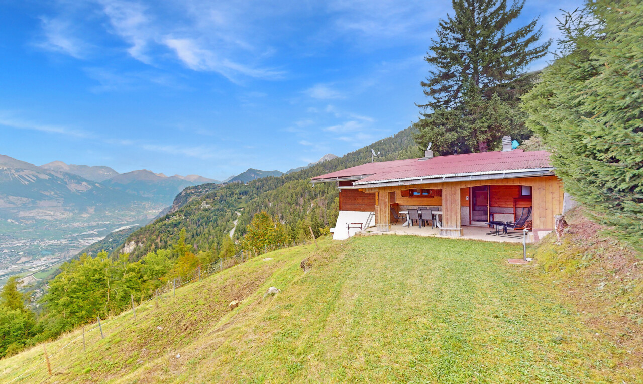 façade avec vue sur la montagne, mountain view, day time, terrasse, et pelouse
