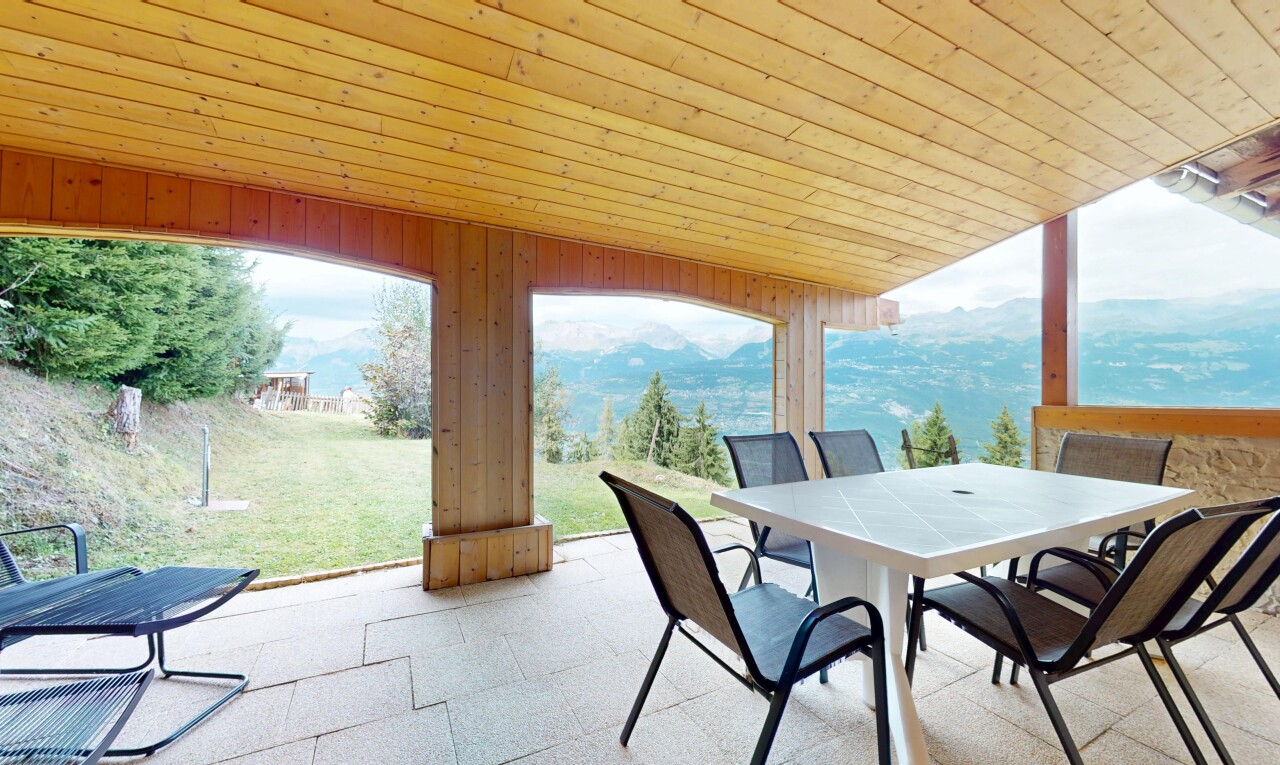 terrasse avec coin repas extérieur, vue sur la montagne, mountain view, terrasse, et pelouse