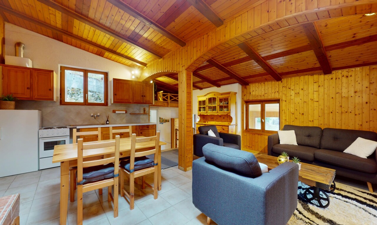salon / salle à manger avec plafond voûté, vaulted ceiling, inside property, plafond à poutres, et beamed ceiling