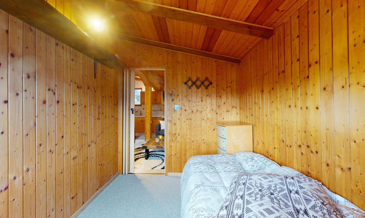 chambre avec inside property, moquette, carpet, plafond à poutres, et beamed ceiling