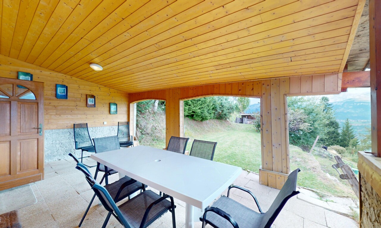 terrasse avec terrasse et coin repas extérieur