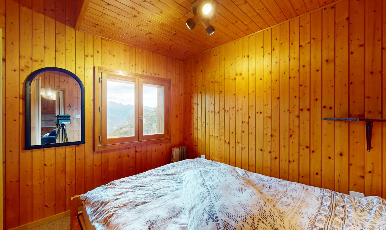 chambre avec inside property, lumière naturelle, natural light, mur en bois, et wood wall