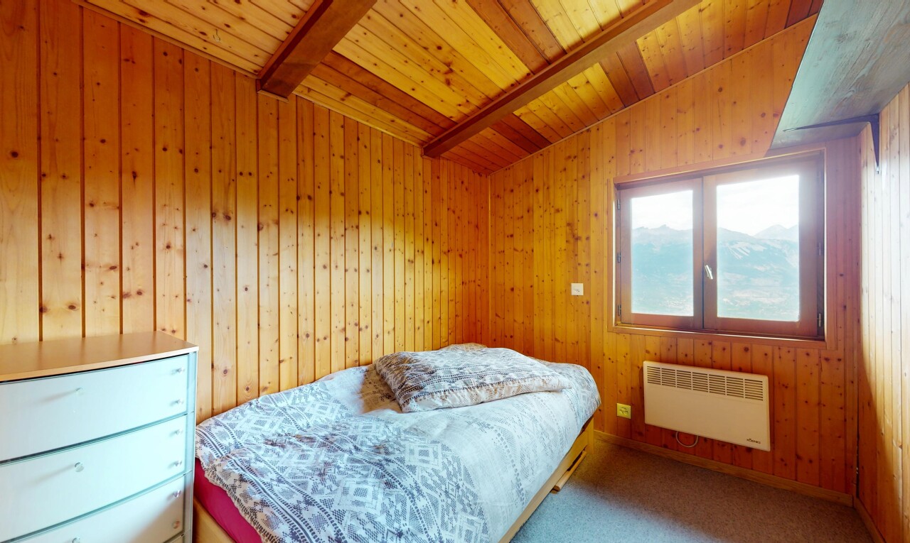 chambre avec lumière naturelle, natural light, radiateur, inside property, et moquette