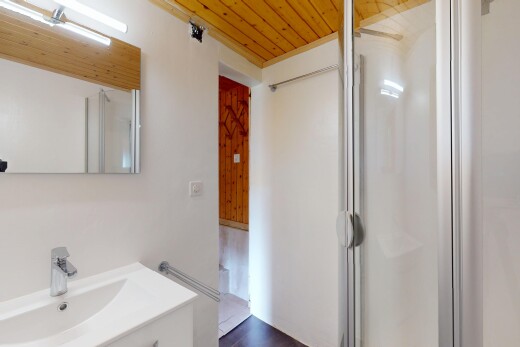 salle de bains avec inside property, miroir, cloison sèche, drywall, et lavabo (ou coiffeuse selon le contexte)