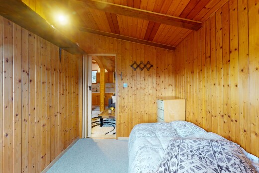 chambre avec inside property, moquette, carpet, plafond à poutres, et beamed ceiling