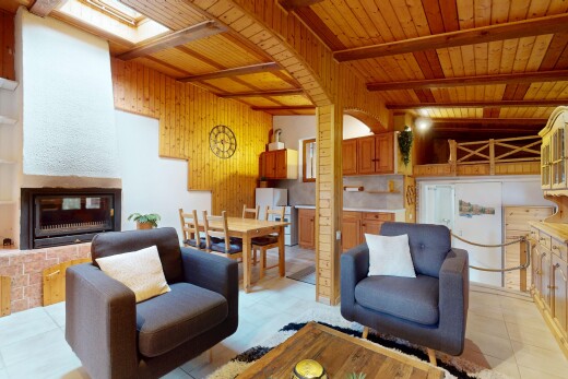 salon / salle à manger avec plafond à poutres, beamed ceiling, inside property, mur en bois, et wood wall