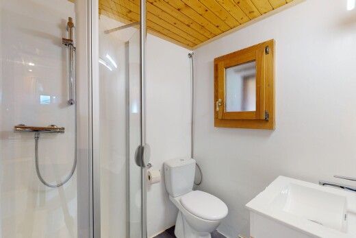 salle de bains avec inside property, salle de bain complète, douche, cloison sèche, et drywall