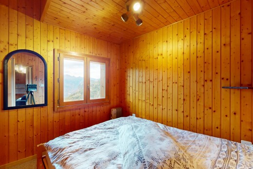 chambre avec inside property, lumière naturelle, natural light, mur en bois, et wood wall