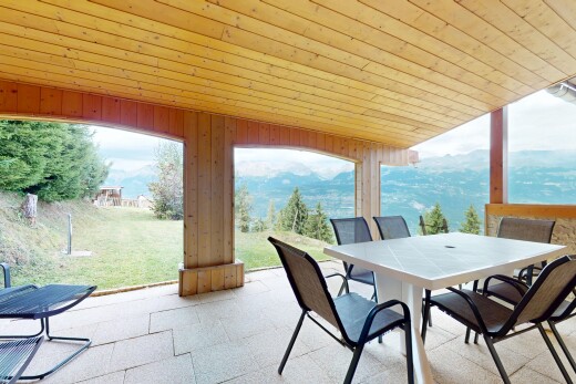 terrasse mit essbereich im freien, blick auf die berge, mountain view, terrasse, und rasen
