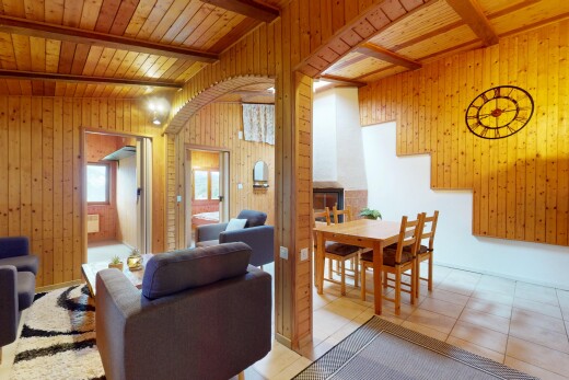 salon / salle à manger avec mur en bois, wood wall, lumière naturelle, natural light, et plafond à poutres