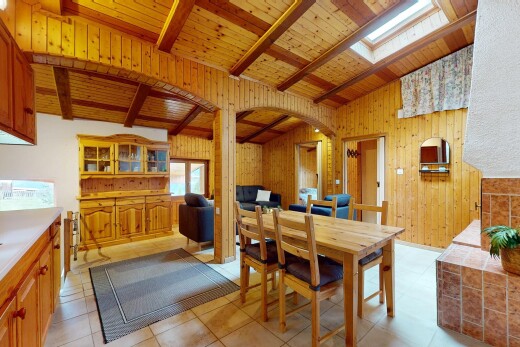 salle à manger avec plafond voûté, vaulted ceiling, inside property, puits de lumière, et plafond à poutres